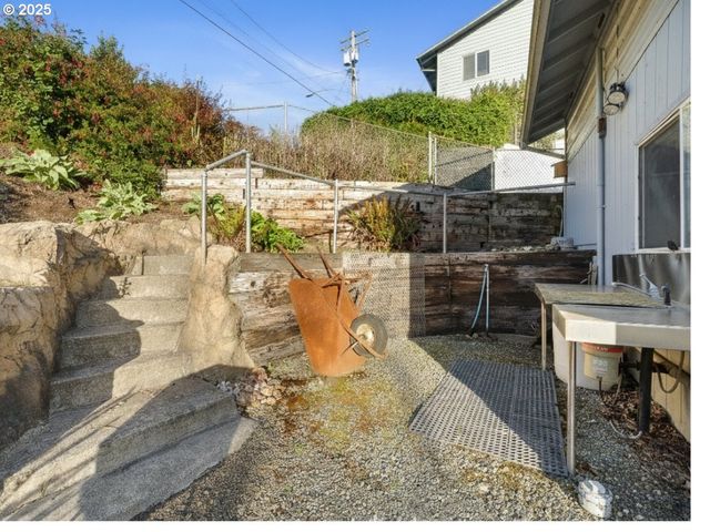 305 CYPRESS Ave, Garibaldi, OR 97118