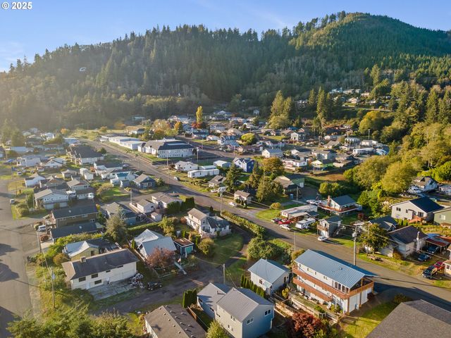 305 CYPRESS Ave, Garibaldi, OR 97118