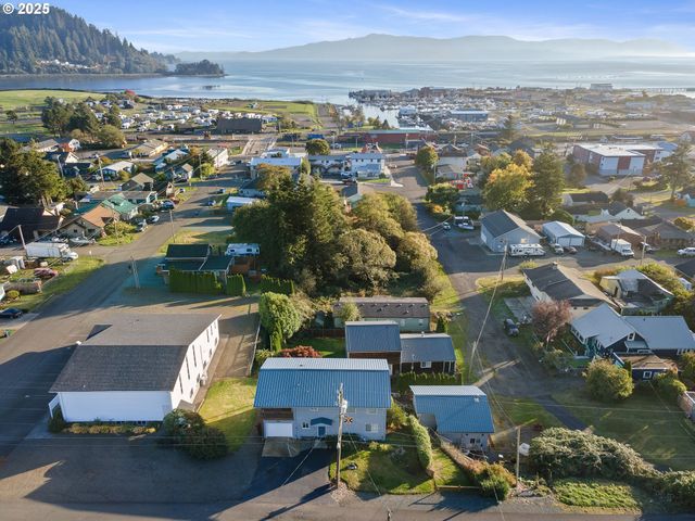 305 CYPRESS Ave, Garibaldi, OR 97118