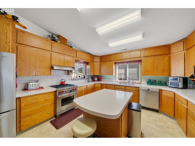 305 CYPRESS Ave, Garibaldi, OR 97118
