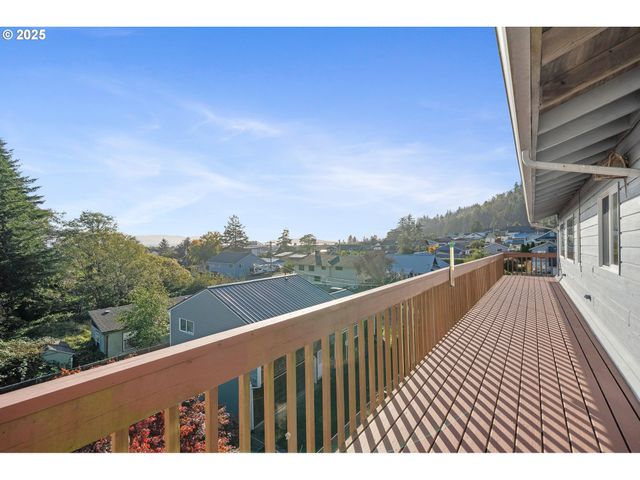 305 CYPRESS Ave, Garibaldi, OR 97118