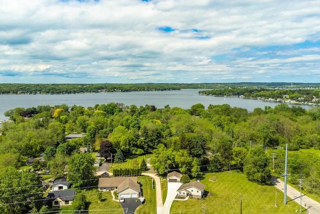 N20W28282 Oakton ROAD, Pewaukee, WI 53072