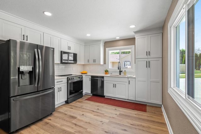 N20W28282 Oakton ROAD, Pewaukee, WI 53072