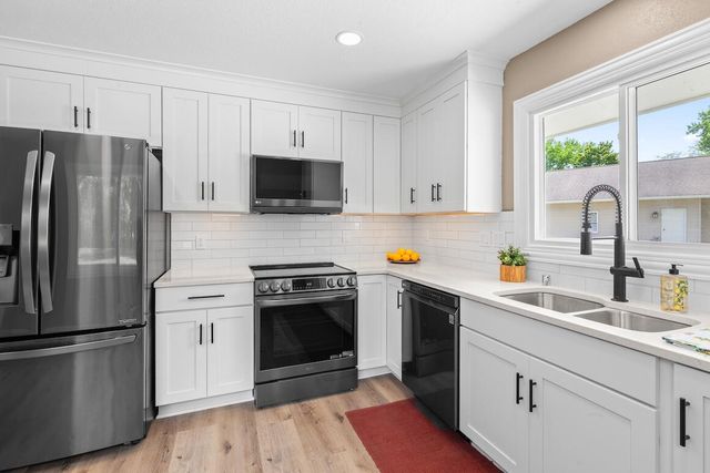N20W28282 Oakton ROAD, Pewaukee, WI 53072