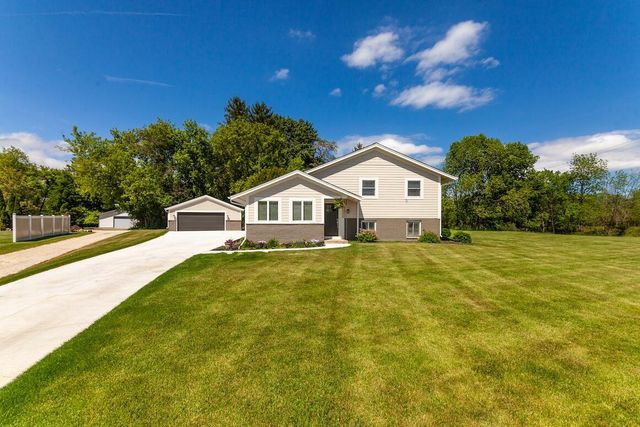 N20W28282 Oakton ROAD, Pewaukee, WI 53072