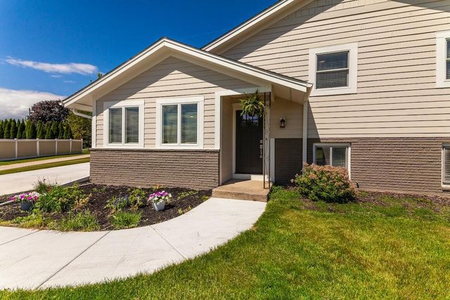 N20W28282 Oakton ROAD, Pewaukee, WI 53072