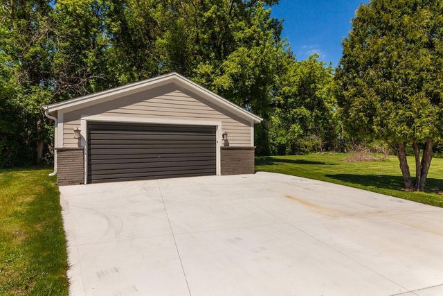 N20W28282 Oakton ROAD, Pewaukee, WI 53072