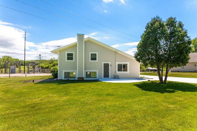 N20W28282 Oakton ROAD, Pewaukee, WI 53072