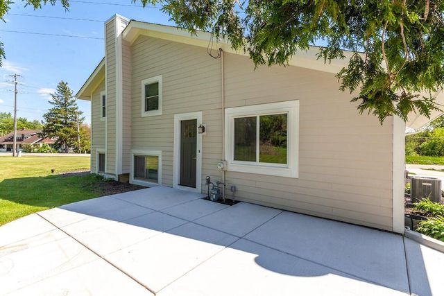 N20W28282 Oakton ROAD, Pewaukee, WI 53072
