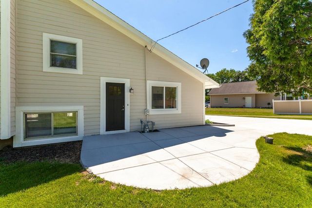 N20W28282 Oakton ROAD, Pewaukee, WI 53072