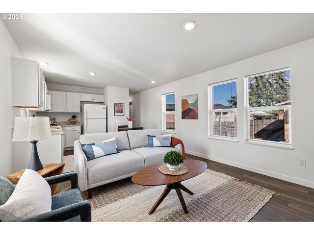 1085 W 1ST Ave 8, Junction City, OR 97448