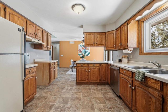 1051 CUSTER SQUARE, Stevens Point, WI 54482