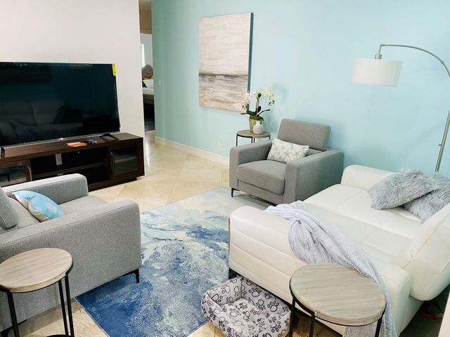 800 GLOUCHESTER Street, Boca Raton, FL 33487