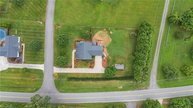 108 Camden Court, Advance, NC 27006