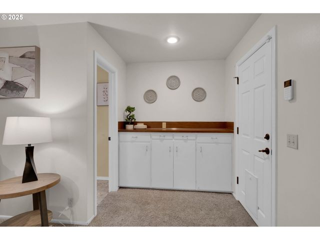 240 DIBBLEE Ln, Eugene, OR 97404