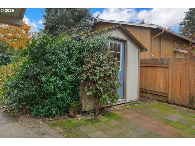 240 DIBBLEE Ln, Eugene, OR 97404