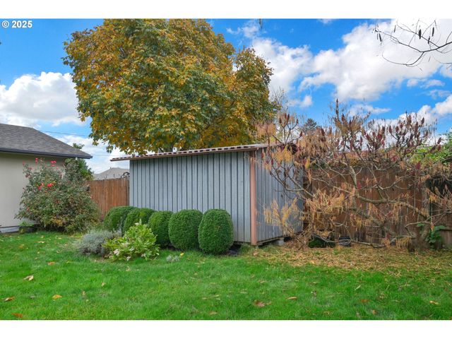 240 DIBBLEE Ln, Eugene, OR 97404