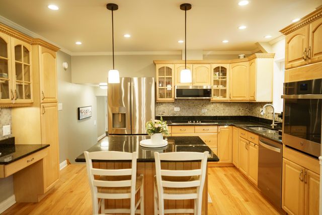 1353 E Palatine Road, Palatine, IL 60074