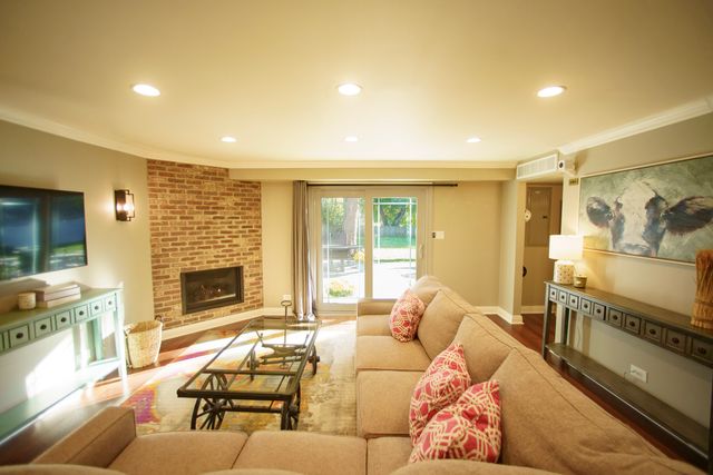 1353 E Palatine Road, Palatine, IL 60074