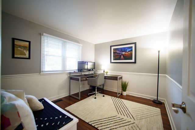 1353 E Palatine Road, Palatine, IL 60074