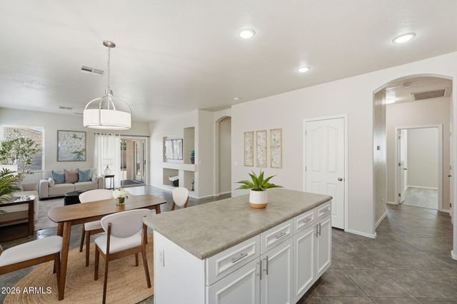 9721 W CROWN KING Road, Tolleson, AZ 85353