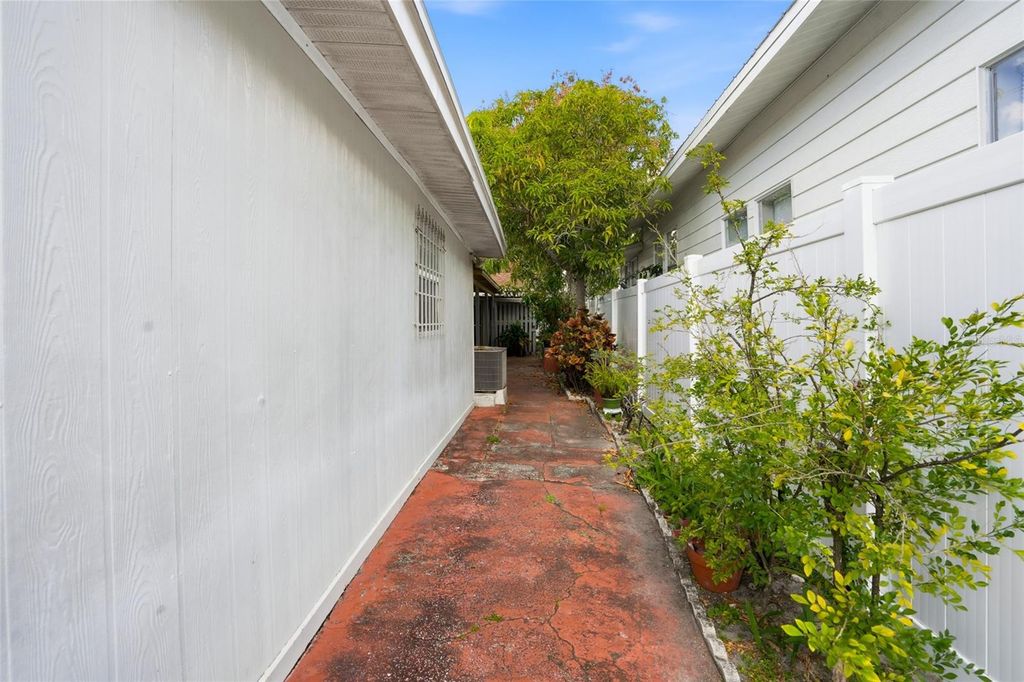 Image 17 of property listing at 2402 CORRINE STREET, Tampa, FL 33605