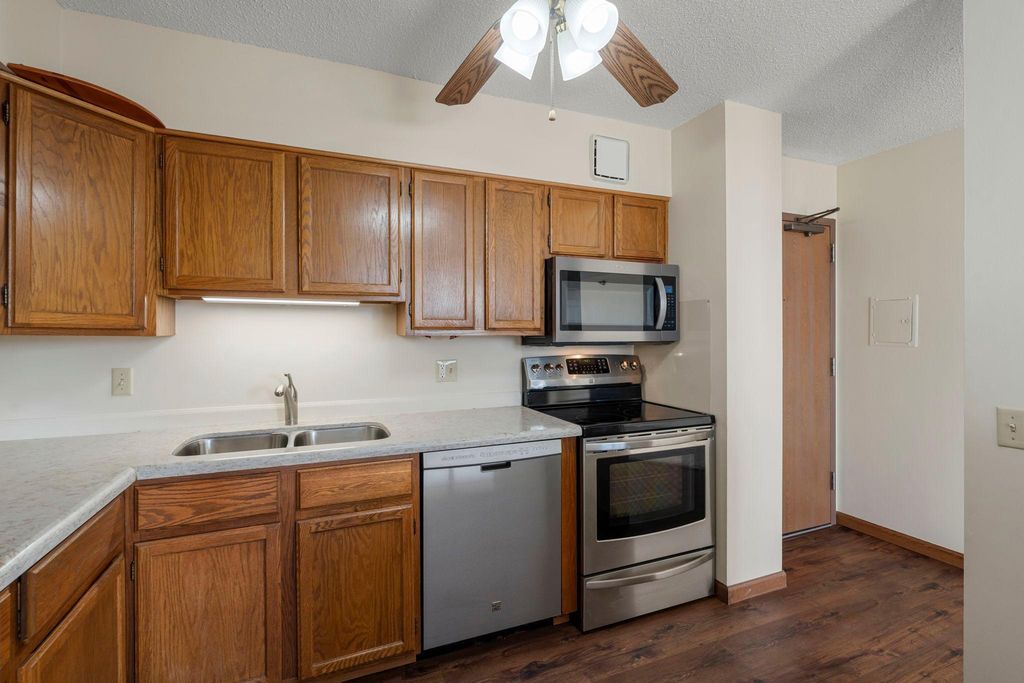 7600 Golden Valley Road 1004, Golden Valley, MN 55427