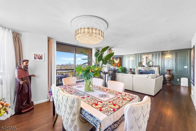 2005 Harmon Cove Tower, Secaucus Town, NJ 07094