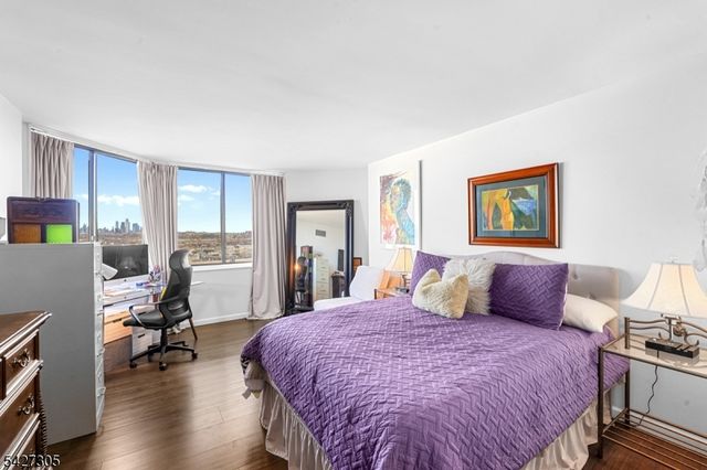 2005 Harmon Cove Tower, Secaucus Town, NJ 07094