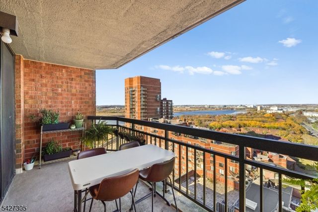 2005 Harmon Cove Tower, Secaucus Town, NJ 07094