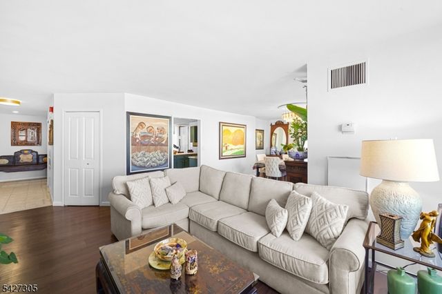 2005 Harmon Cove Tower, Secaucus Town, NJ 07094