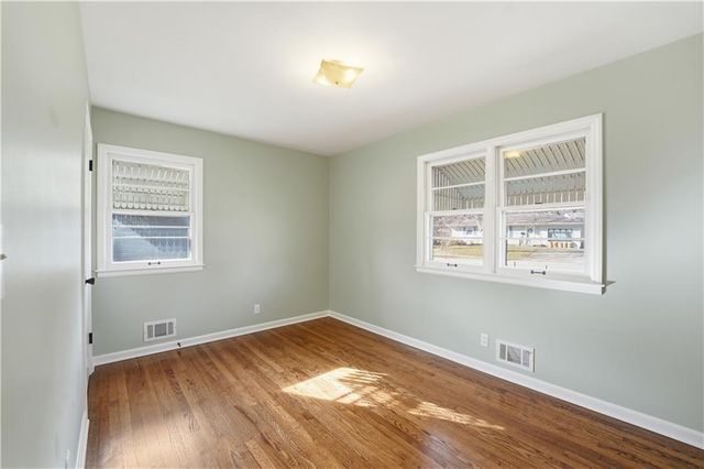 311 NE Arlington Circle, Lee's Summit, MO 64063