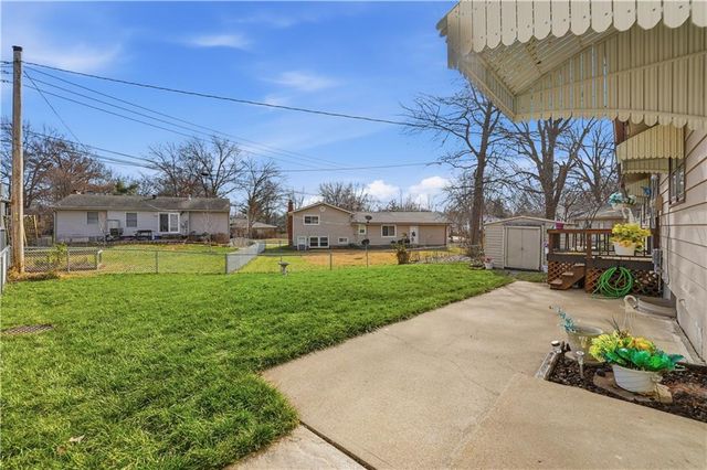 311 NE Arlington Circle, Lee's Summit, MO 64063