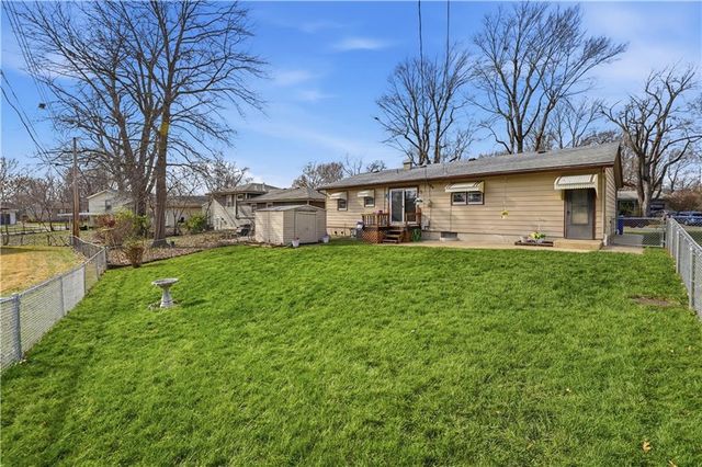 311 NE Arlington Circle, Lee's Summit, MO 64063