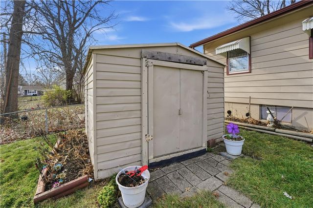 311 NE Arlington Circle, Lee's Summit, MO 64063