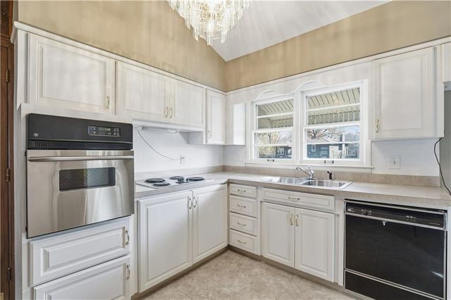 311 NE Arlington Circle, Lee's Summit, MO 64063