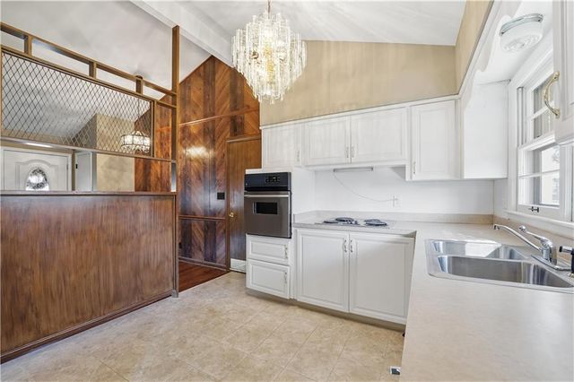 311 NE Arlington Circle, Lee's Summit, MO 64063