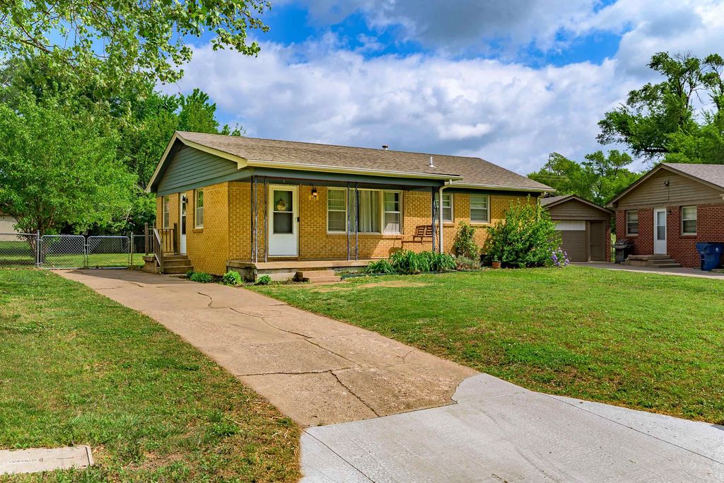 320 Martha Ave, Mulvane, KS 67110