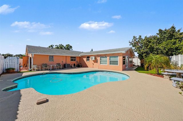 6807 DICKINSON COURT, Tampa, FL 33634