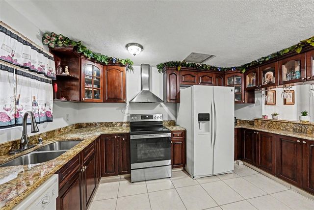 6807 DICKINSON COURT, Tampa, FL 33634