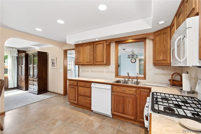 3922 North Hampton Brook Drive, Hamburg, NY 14075