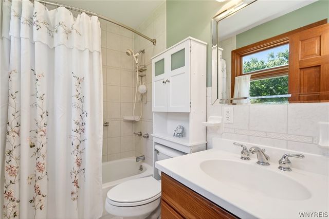 3922 North Hampton Brook Drive, Hamburg, NY 14075