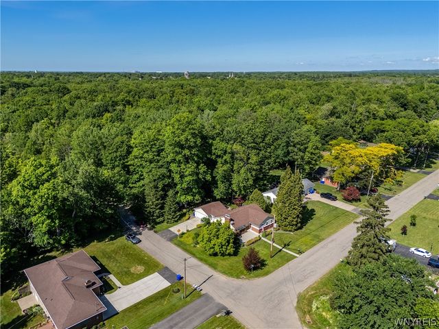 3922 North Hampton Brook Drive, Hamburg, NY 14075