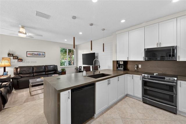 1512 Maple Dr, Weston, FL 33327