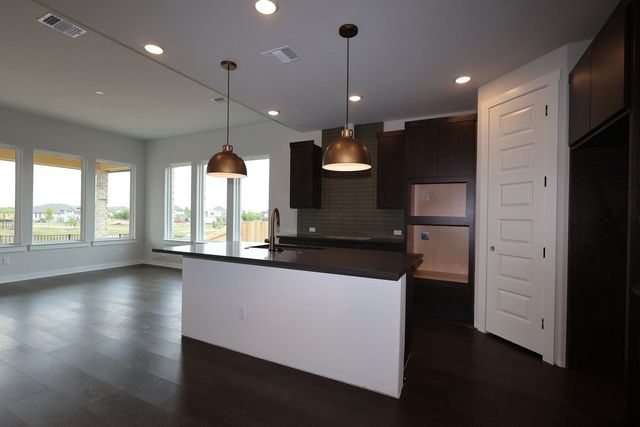 537 Bloomington Loop, Hutto, TX 78634