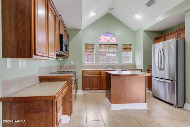 102 Doe Lane, Broussard, LA 70518