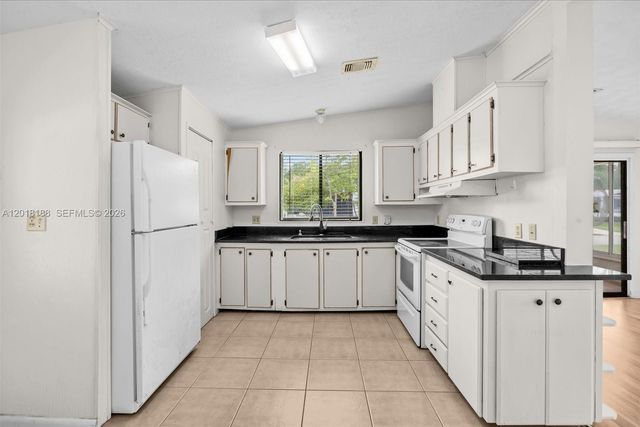 8208 W Bitterbush Lane, Port St. Lucie, Port St Lucie, FL 34952