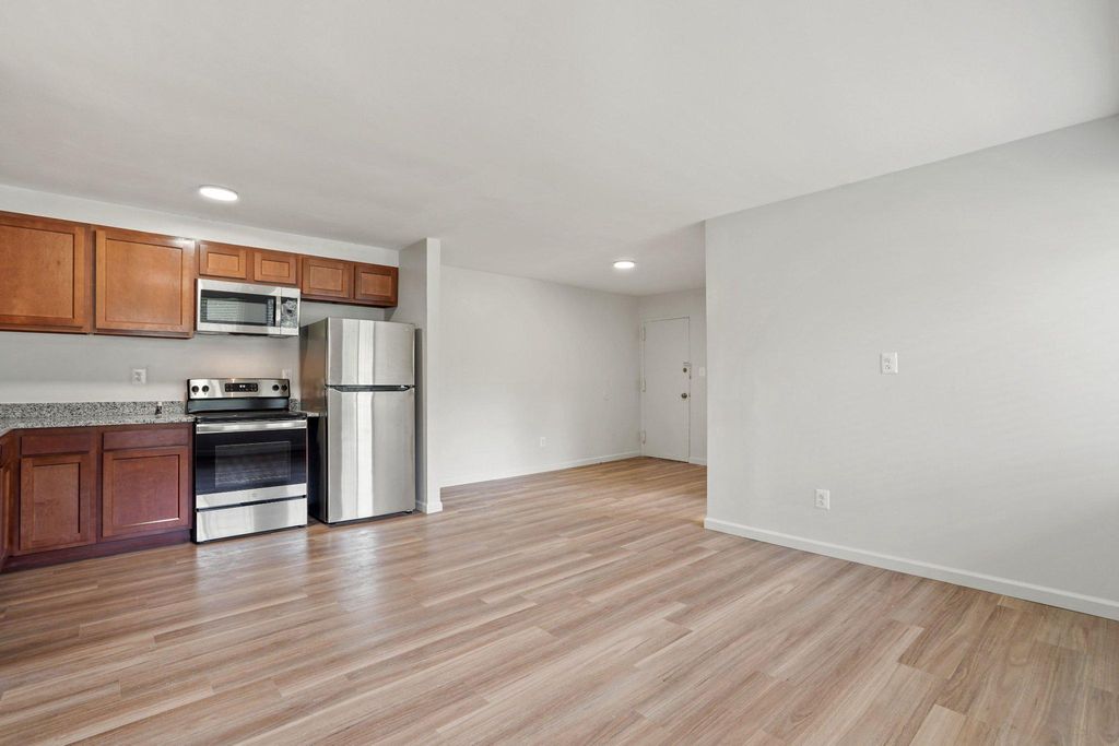 808 CHESAPEAKE ST SE, Washington, DC 20032