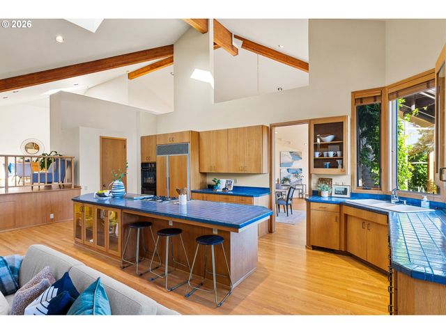 4035 Sw WESTDALE Dr, Portland, OR 97221