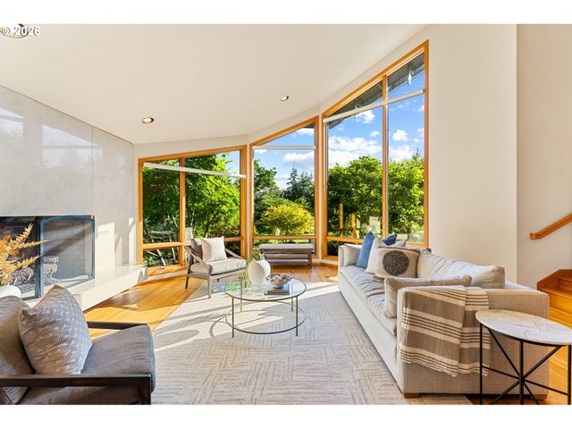 4035 Sw WESTDALE Dr, Portland, OR 97221